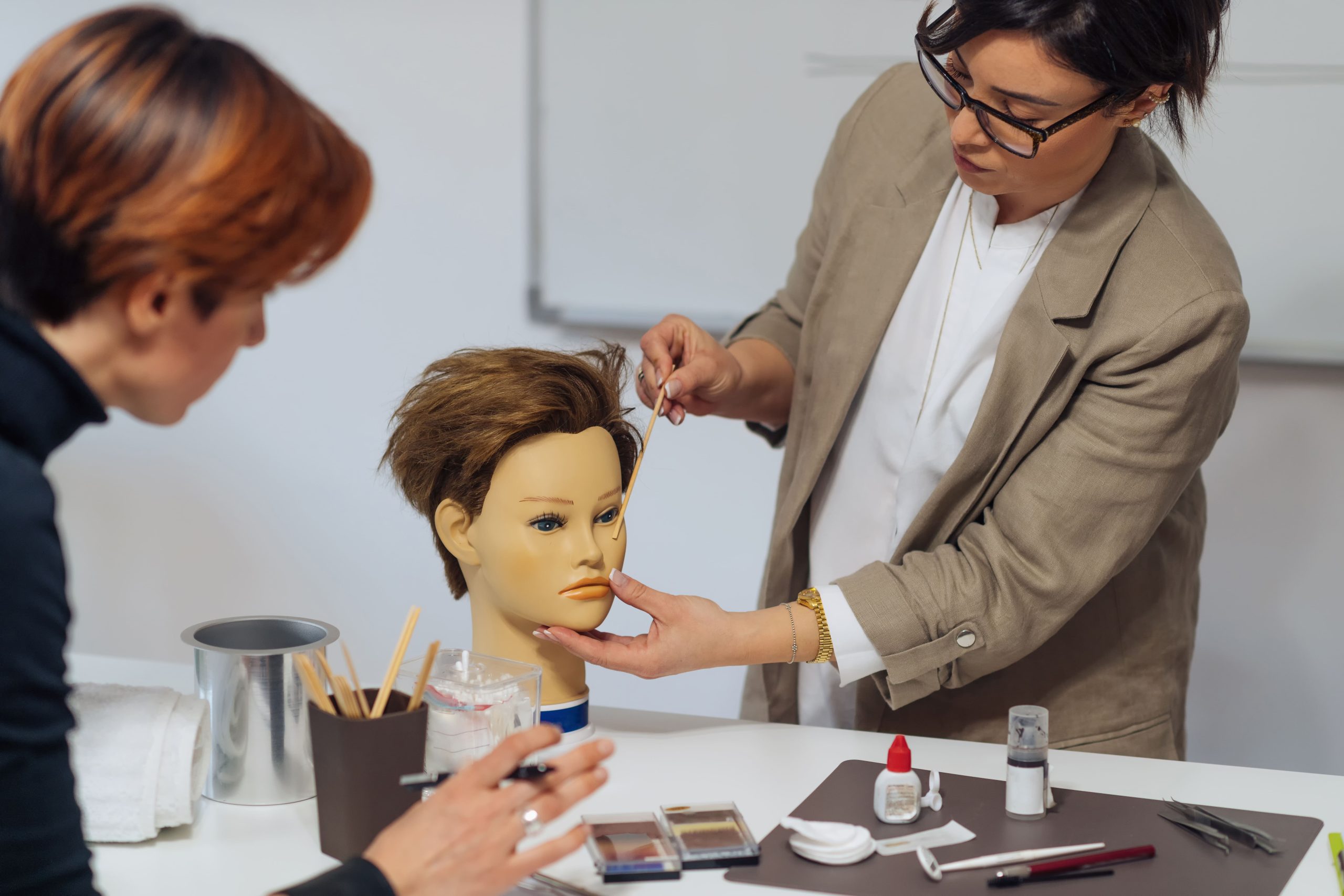 Formación en maquillaje profesional con práctica guiada