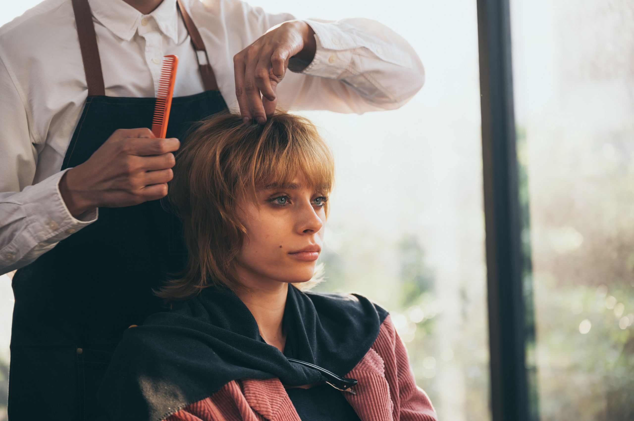 Proceso de tratamiento y peinado realizado en salón de belleza