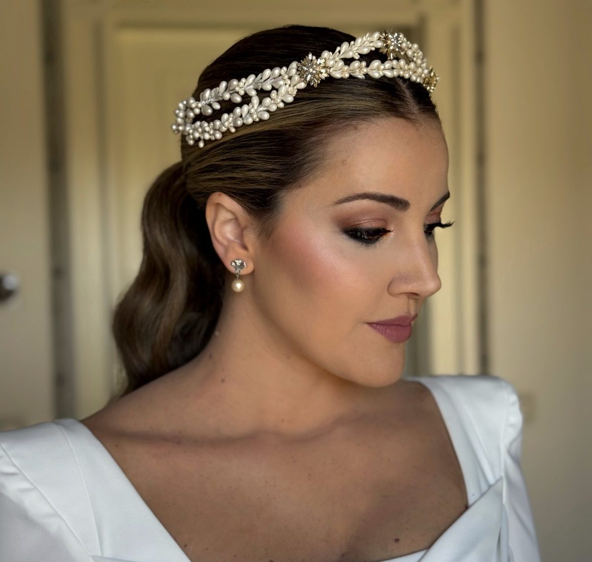 Peinado novia diadema elegante Yolanda Iglesias Alcalá Guadaíra Sevilla